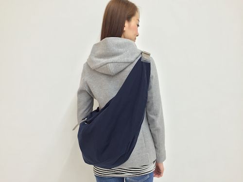 アンパサンド　餃子バッグ　持ち　後ろ　ネイビー.jpg