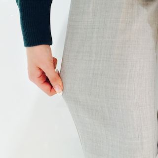 ウォッシャブルパンツ　トップグレー　伸びる.jpg