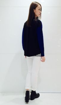 ニッティンブラウス　ブルー　全身　後ろ.jpg